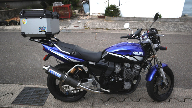 リアボックスを取り付けたXJR400Rの横姿